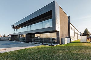 Murowana dobudówka do dużej hali Borga